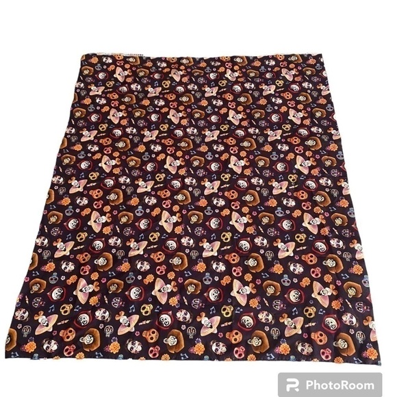 NWOT DISNEYS COCO & FRIENDS DIA DE LOS MUERTOS FABRIC - Picture 1 of 4